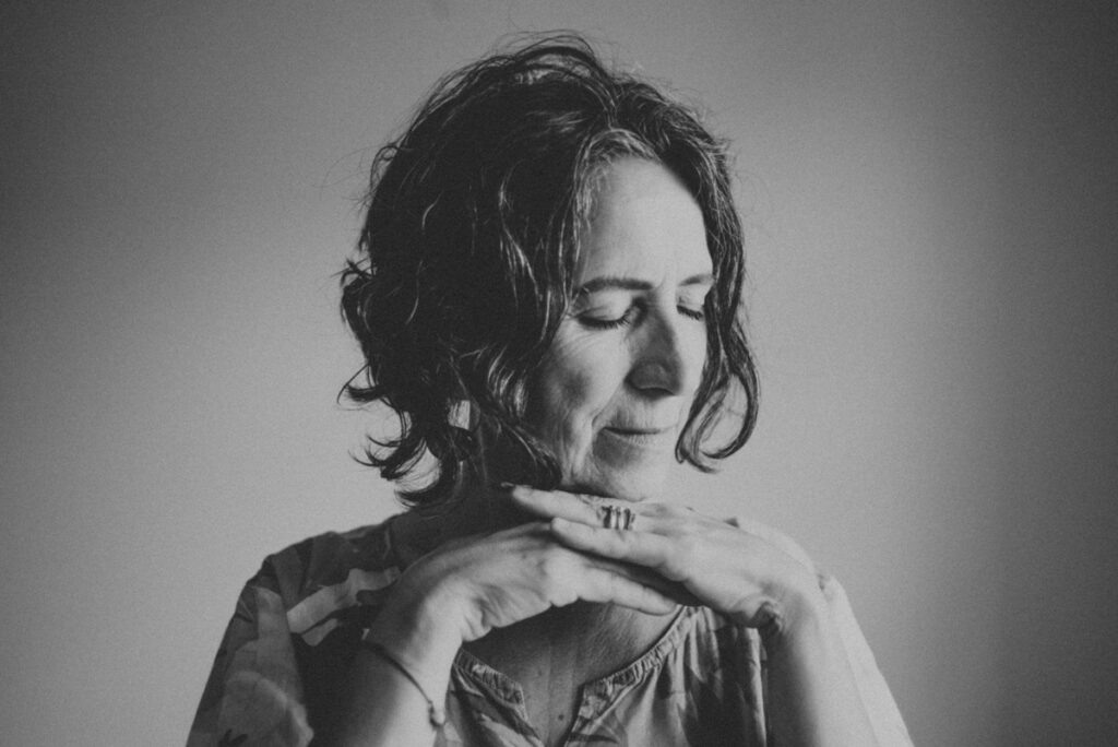Fotografía corporativa para mujer directiva que se dedica a la salud de las mujeres. Realizada por Pia Alvero en su estudio de Pamplona.