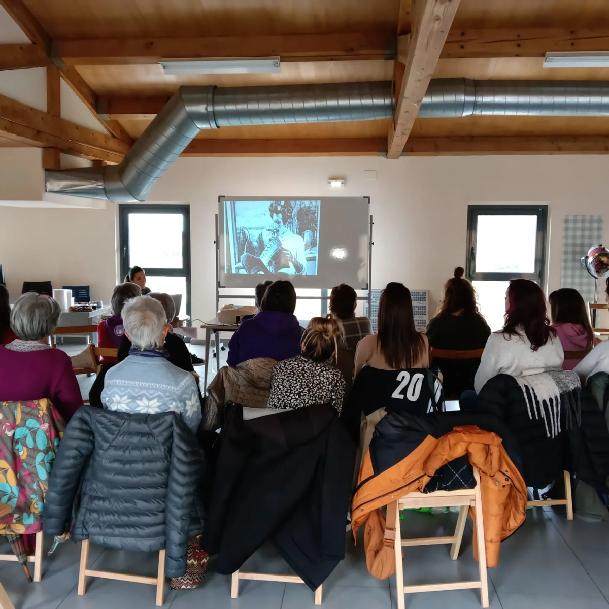 Grupo de mujeres asistiendo a una charla-taller de Pía Alvero sobre imagen, cuerpo e igualdad en Navarra.