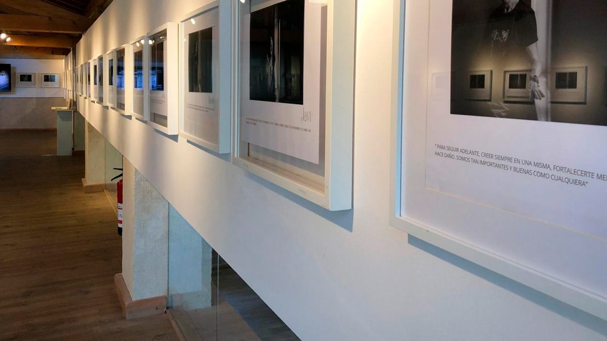 Exposición Redes de Pía Alvero instalada en una sala cultural de Villava y Pamplona con fotografías enmarcadas y panel explicativo.