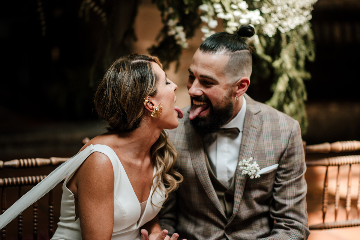 Fotografía de boda divertida en Navarra, pareja de novios riendo durante una sesión natural de Pía Alvero.