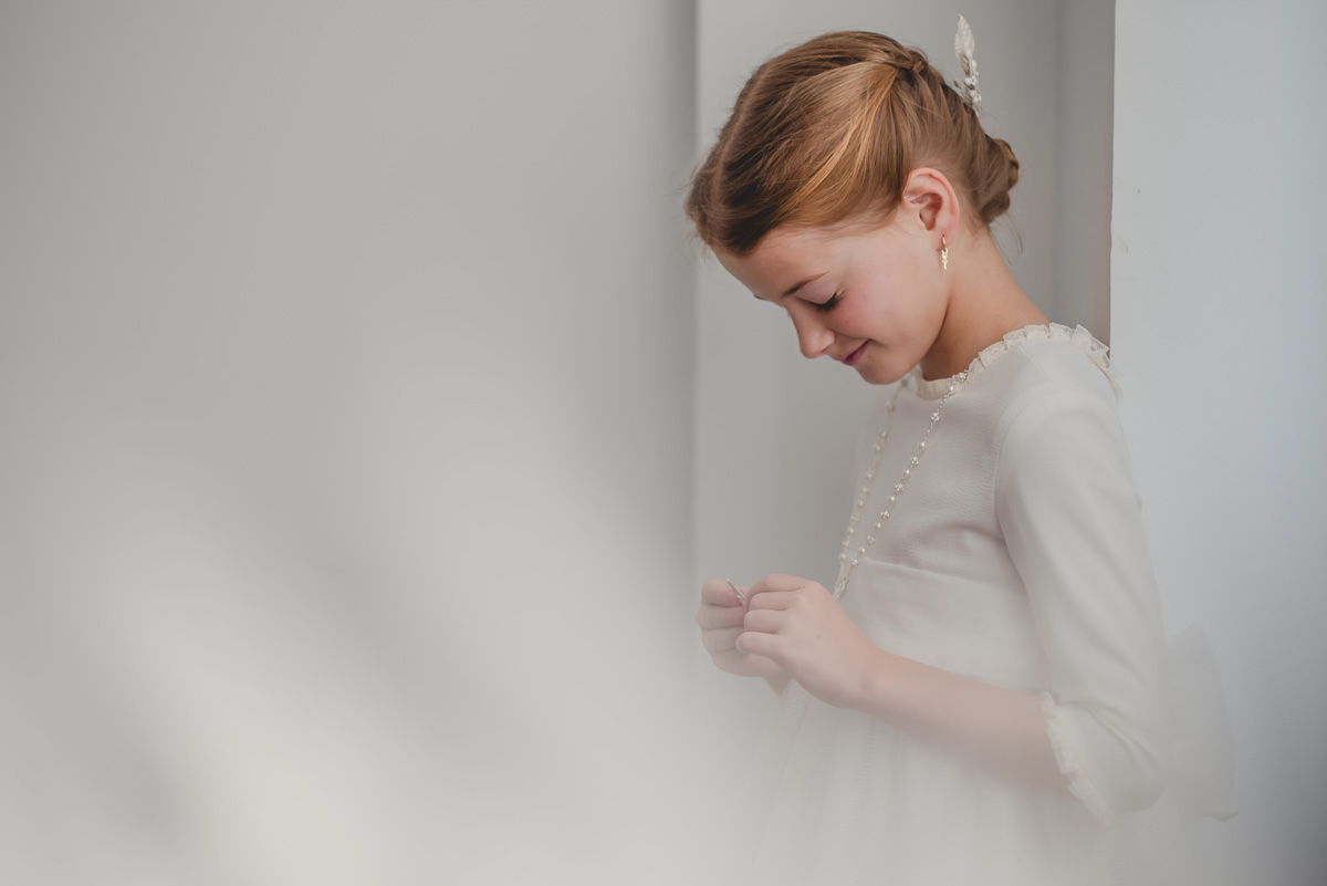 Fotografía de comunión en Pamplona, niña vestida de blanco en una imagen delicada y luminosa de Pía Alvero.