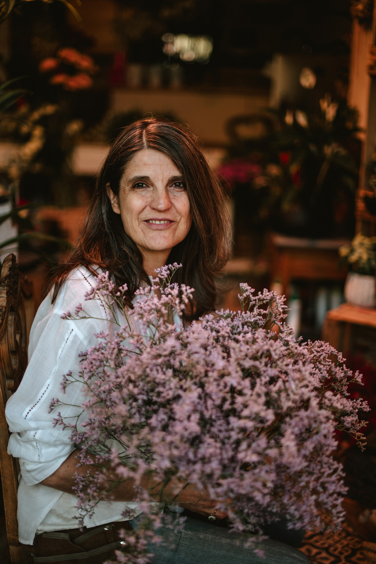 Fotografía de marca personal para florista de Pamplona en la zona del Bosquecillo, retratada entre flores por Pía Alvero