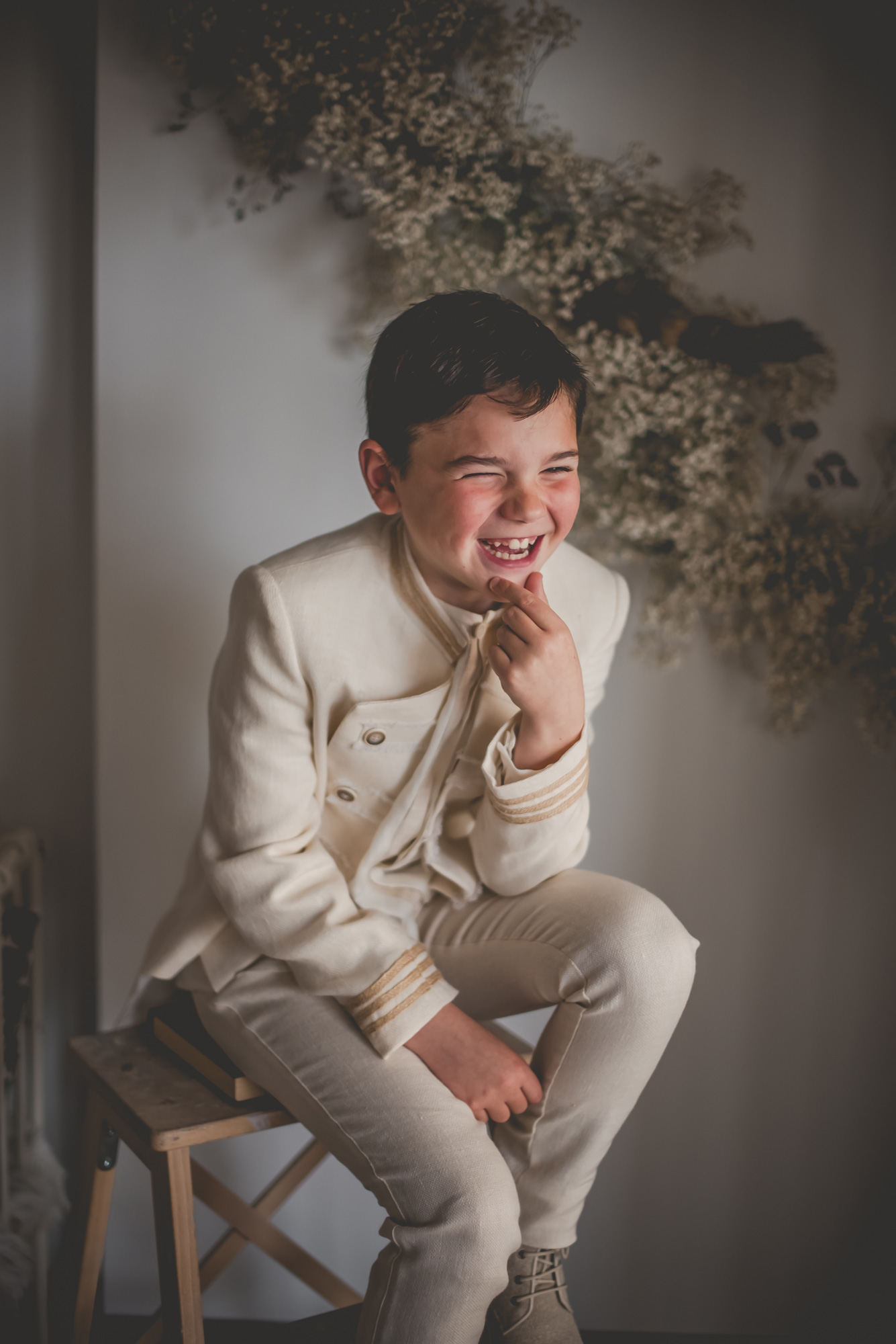 Niño sonriendo durante su reportaje de comunión en Pamplona y Navarra