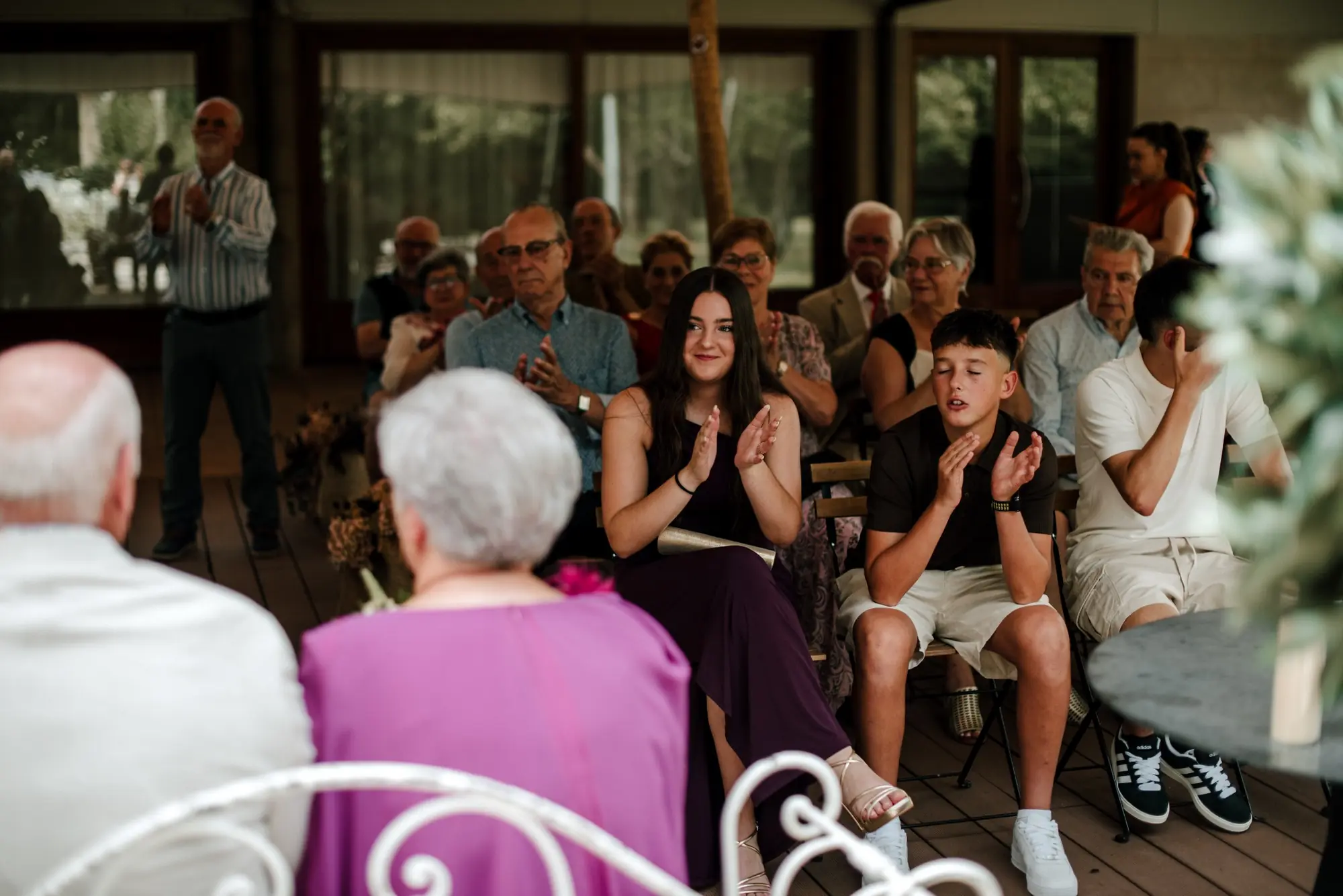 Nietas y nietos mirando a sus abuelos durante la ceremonia de sus bodas de oro