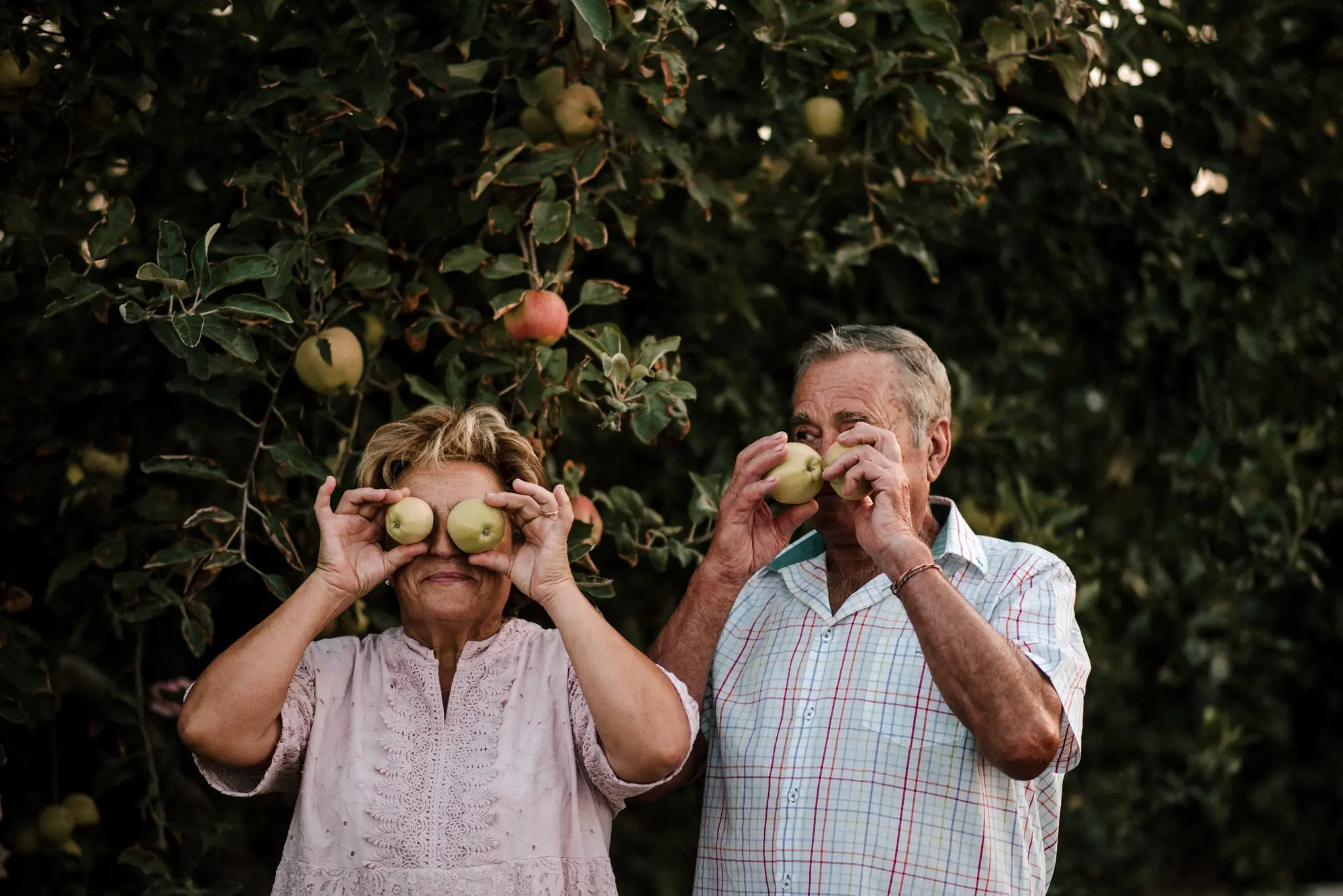 Pili y Santos jugando con manzanas durante la celebración de sus bodas de oro en Navarra