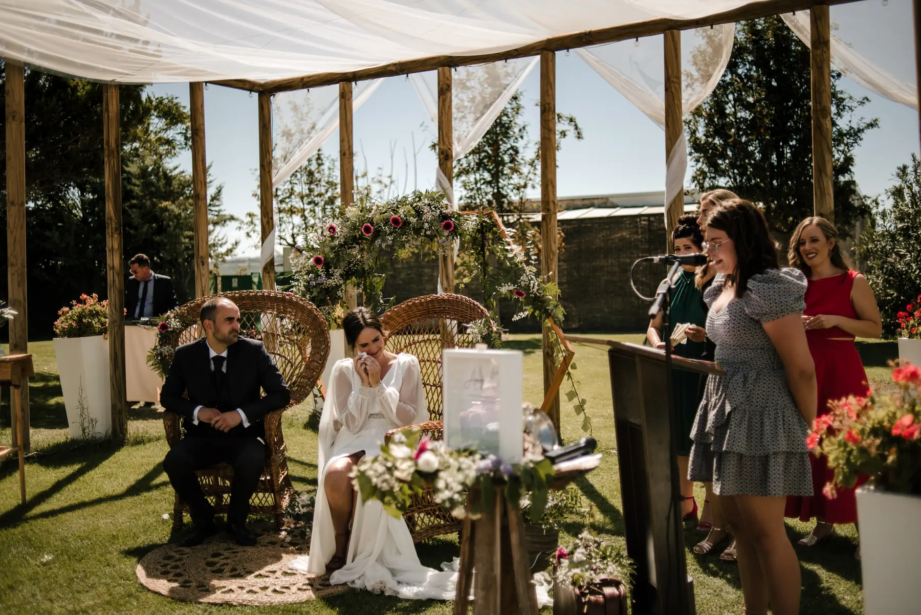 Novia emocionada durante una ceremonia de boda en Navarra