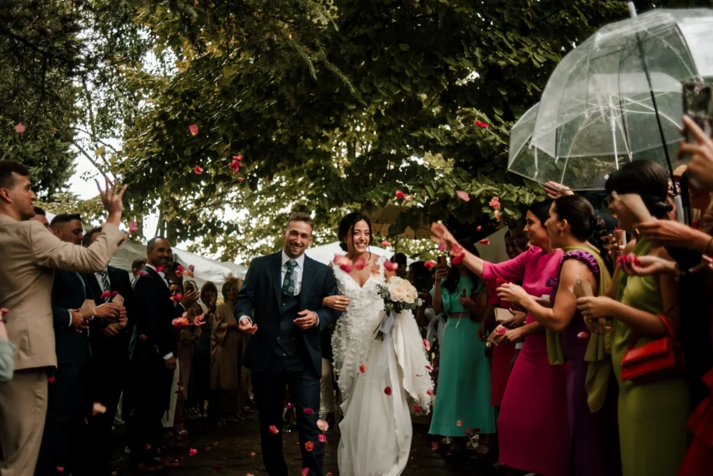 Pareja rodeada de familiares y amistades durante su boda en Navarra
