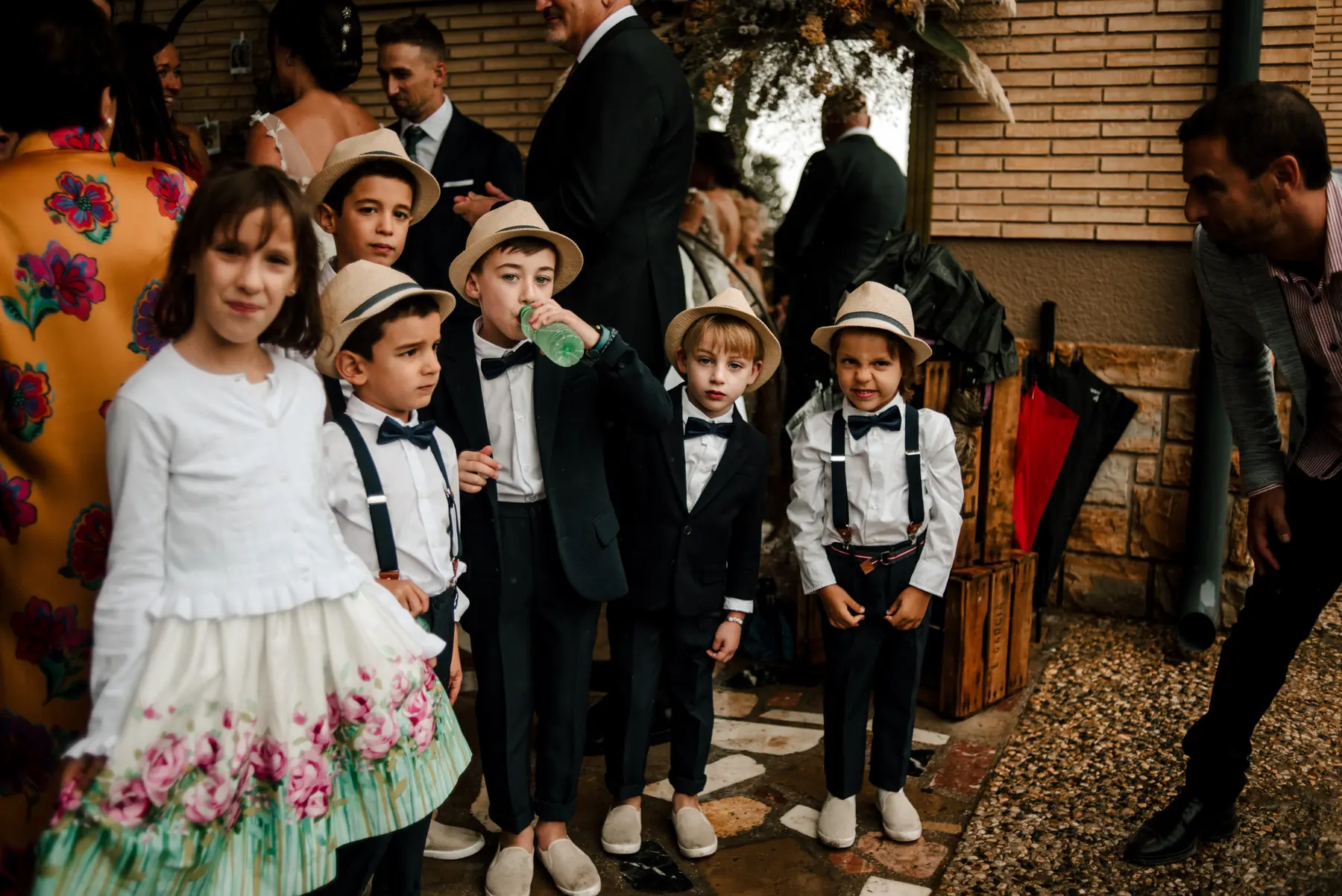 Niñas y niños invitados compartiendo un momento espontáneo en una boda