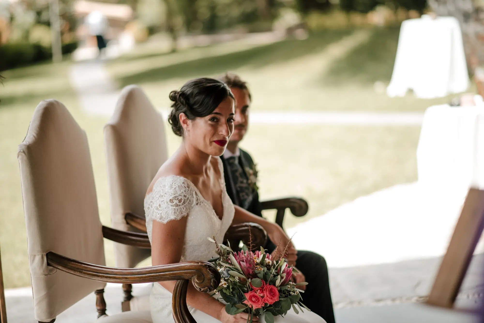 Novia mirando a cámara durante una ceremonia de boda en Navarra