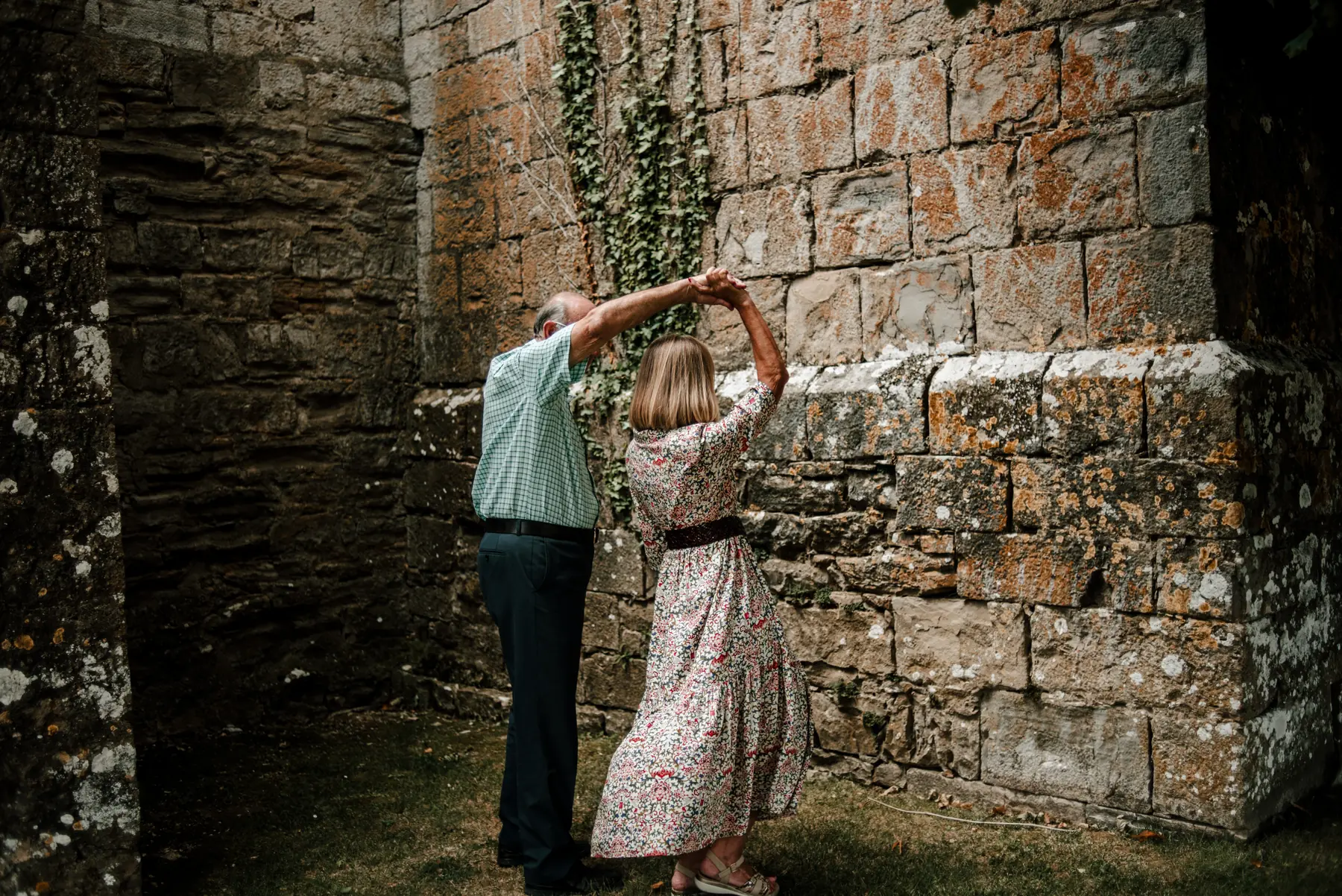 Pareja mayor bailando junta en Navarra