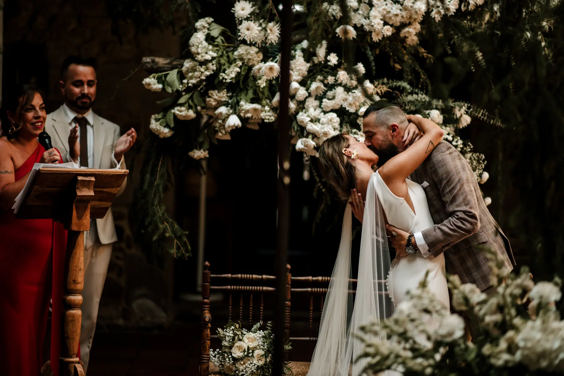 Pareja emocionada durante su ceremonia de boda
