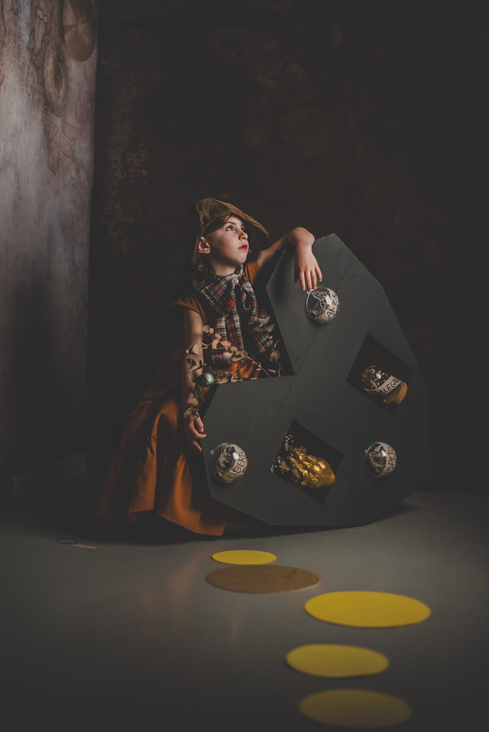 Dos personas juntas en un escenario con vestuario teatral