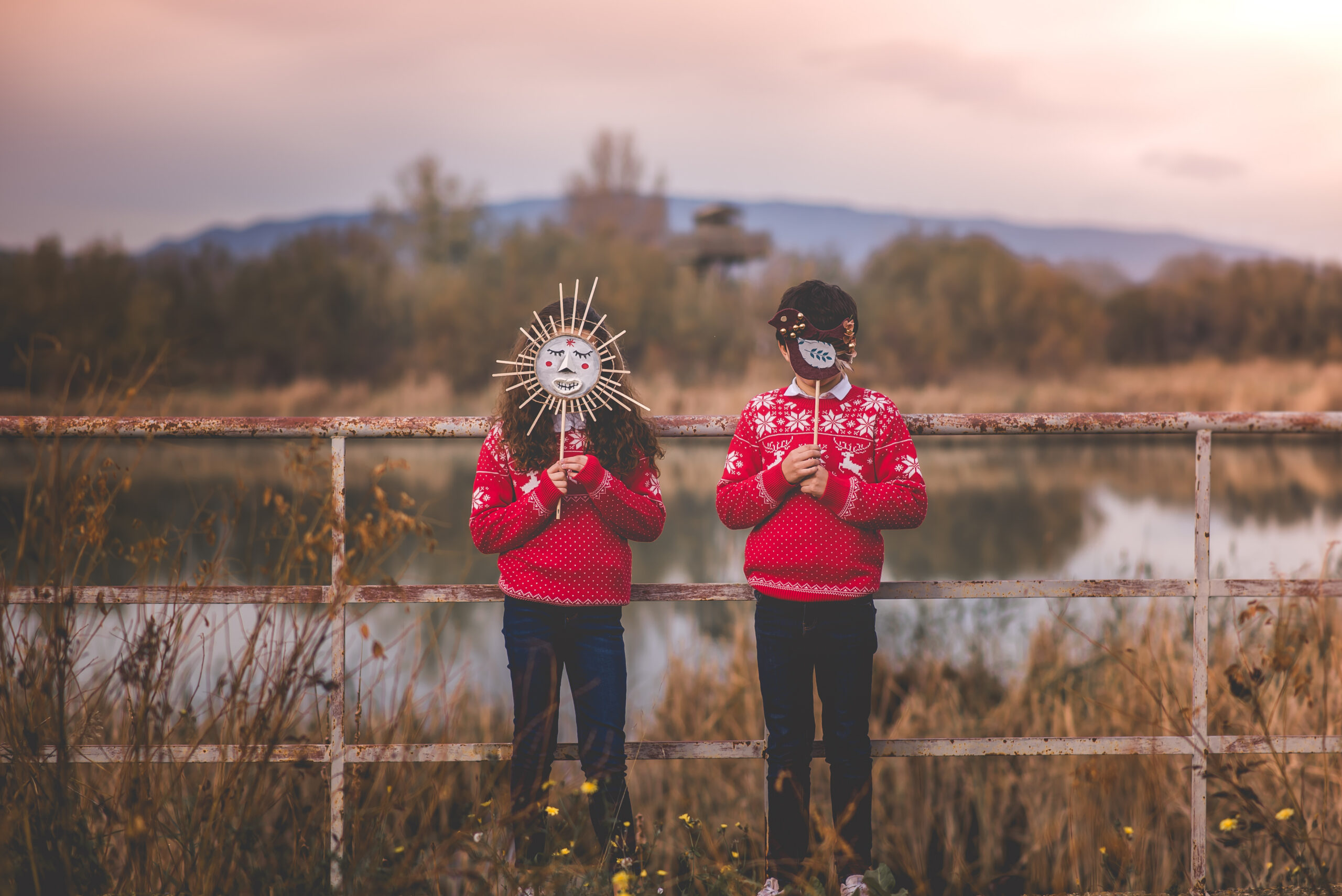 Dos criaturas con ropa roja en un paisaje al aire libre
