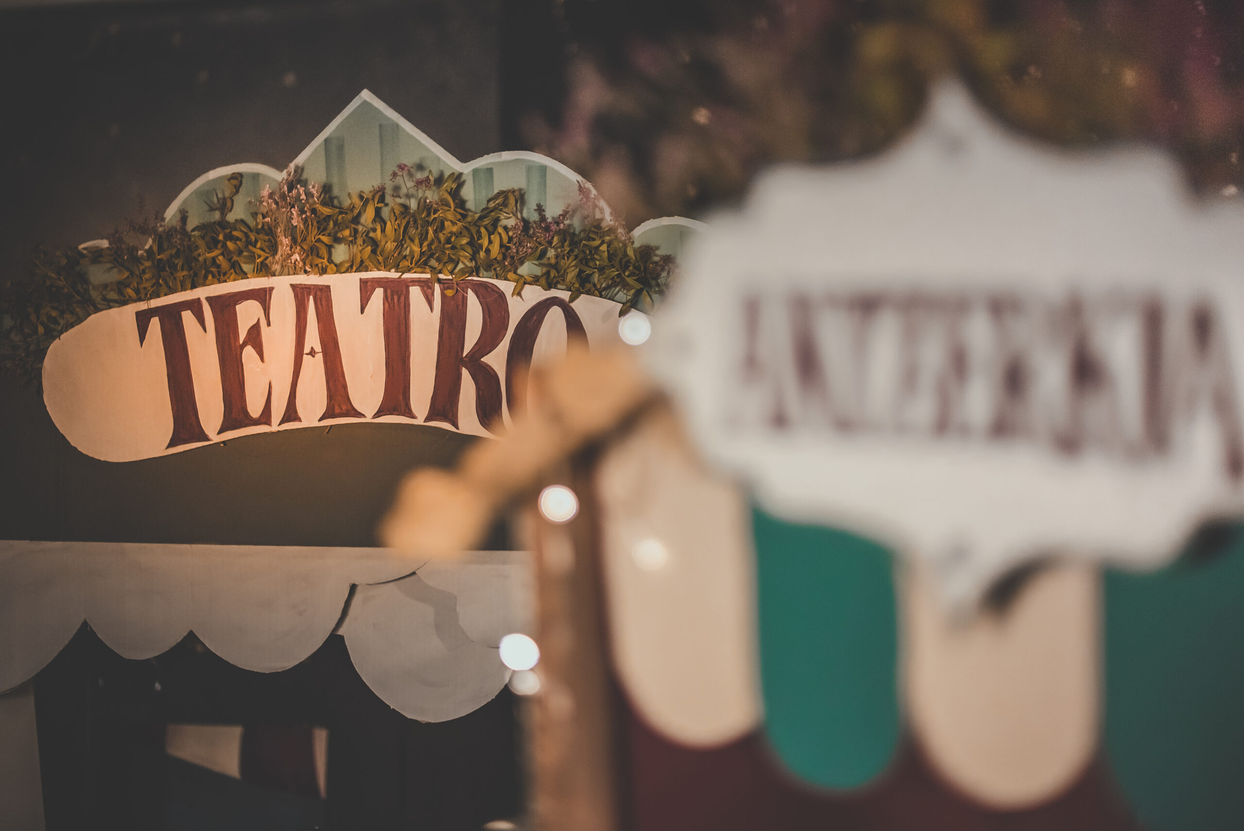 Detalle del letrero Teatro entre objetos y luces del escenario