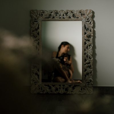 Autorretrato artístico de Pía Alvero, fotógrafa creativa en Pamplona, reflejada en un espejo como símbolo de identidad y mirada personal